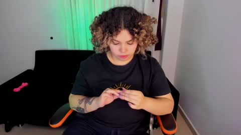 Snapshot of madelaine_taylor chatting on December 2024 02:20:02 AM madelaine_taylor online show from December 2024 02:20:02 AM