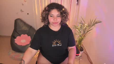 Snapshot of madelaine_taylor chatting on February 2025 05:15:02 PM madelaine_taylor online show from February 2025 05:15:02 PM