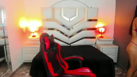 Madison Carzon online show from November 2025 02:00:02 AM