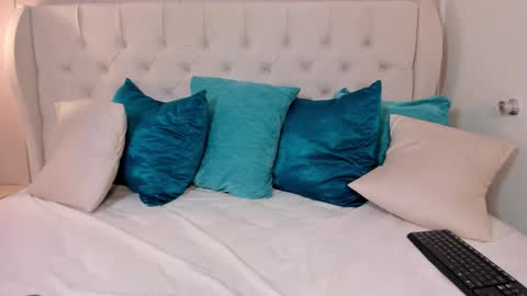 Mae Lyra online show from November 2025 11:43:01 AM