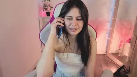 Mia online show from February 2026 12:33:02 PM