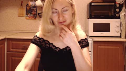 Snapshot of malenamila chatting on November 2025 09:21:02 PM Malena online show from November 2025 09:21:02 PM