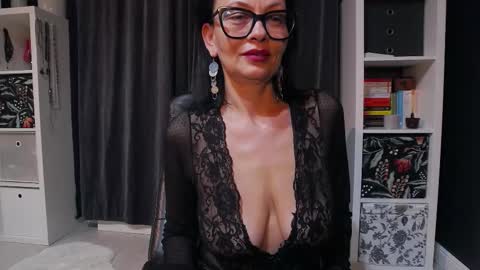 ioana love online show from November 2025 09:25:02 PM