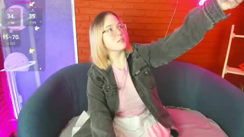 manic_pixie_ online show from October 2025 10:29:01 AM