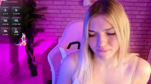 Snapshot of margo_robbbie chatting on November 2025 01:55:01 PM margo_robbbie online show from November 2025 01:55:01 PM