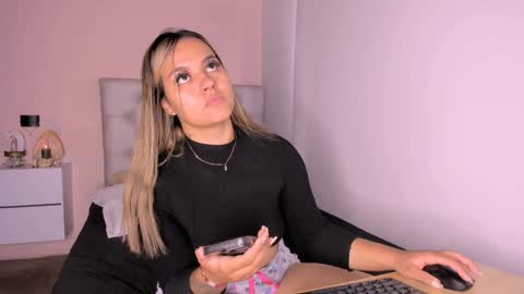 Snapshot of mariana__roe chatting on December 2024 01:41:01 PM Mariana Roe online show from December 2024 01:41:01 PM