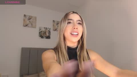 Snapshot of mariana_es chatting on April 2026 01:03:01 AM Mariana online show from April 2026 01:03:01 AM