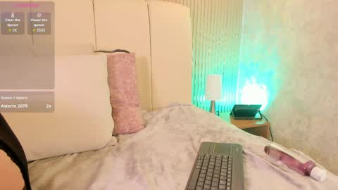 Snapshot of marie_miller_ chatting on May 2026 01:12:02 AM M A R I E online show from May 2026 01:12:02 AM