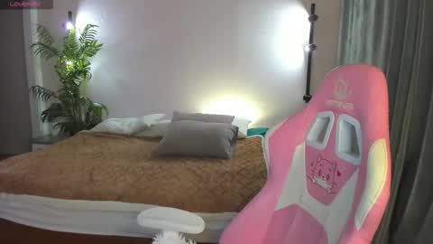 Mariel online show from November 2025 12:57:02 AM