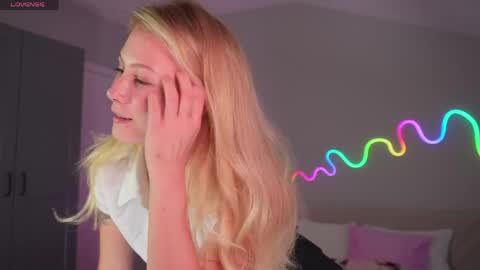 Snapshot of marisii chatting on April 2026 05:06:01 PM Mary online show from April 2026 05:06:01 PM