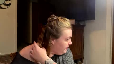 maroon_moon online show from February 2025 01:59:01 PM