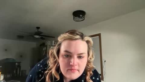 maroon_moon online show from December 2025 11:35:01 PM