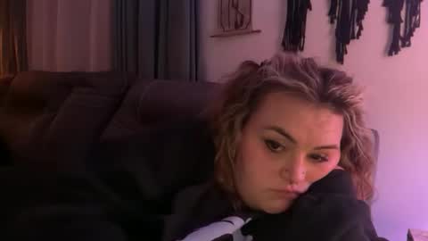 maroon_moon online show from December 2025 02:17:02 AM