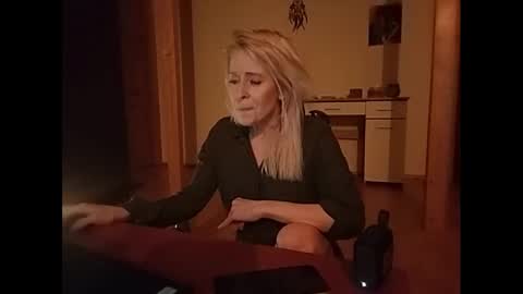 Snapshot of marrygorund chatting on January 2025 02:38:02 AM MaryGoRound online show from January 2025 02:38:02 AM