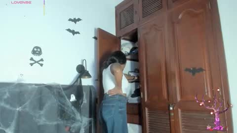 Laura online show from October 2025 07:53:02 PM