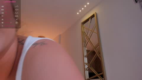 Snapshot of martinnabonnet chatting on December 2024 04:21:02 PM Martinna Bonnet online show from December 2024 04:21:02 PM