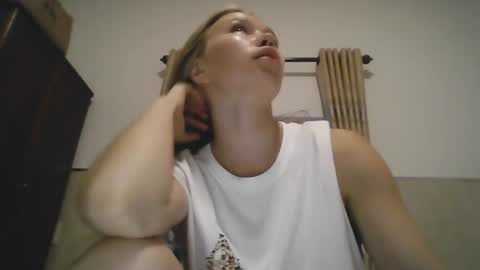 Snapshot of marymarymo chatting on June 2026 11:07:01 AM YaMary online show from June 2026 11:07:01 AM