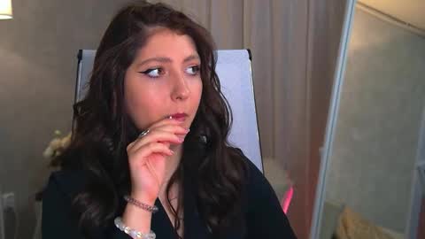 Mary Miller online show from October 2025 09:39:02 AM