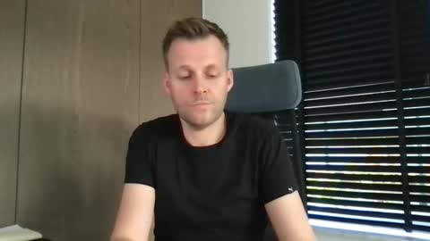 Max take off clothes online show from November 2025 08:48:01 AM