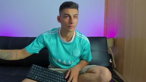 Snapshot of max_wild01 chatting on April 2026 10:58:02 AM MAX online show from April 2026 10:58:02 AM