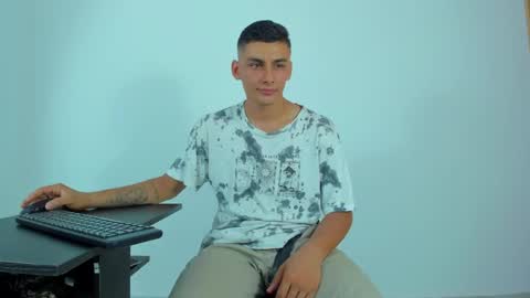 Snapshot of max_wild01 chatting on May 2026 04:07:02 AM MAX online show from May 2026 04:07:02 AM