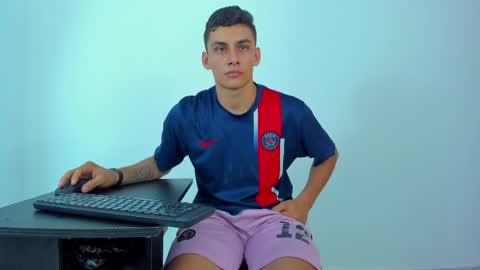 Snapshot of max_wild01 chatting on May 2026 03:42:01 PM MAX online show from May 2026 03:42:01 PM
