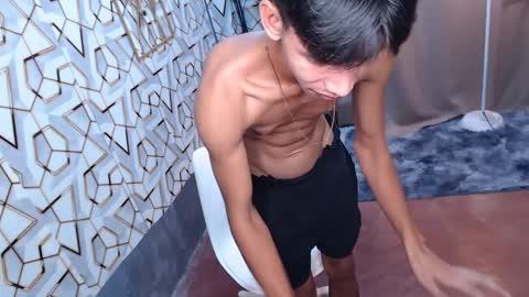 Snapshot of maxiebunny99 chatting on February 2025 10:14:01 AM Reyn online show from February 2025 10:14:01 AM