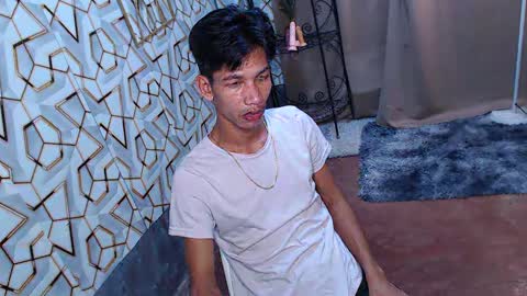 Snapshot of maxiebunny99 chatting on February 2025 01:49:02 PM Reyn online show from February 2025 01:49:02 PM