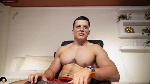Snapshot of maximohoot chatting on April 2026 01:42:02 AM Sebastian online show from April 2026 01:42:02 AM