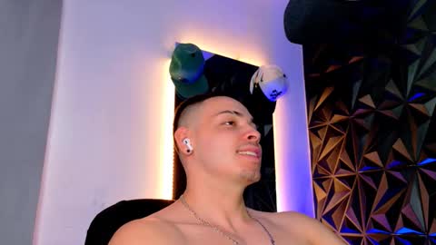 MAX online show from November 2025 09:58:01 PM