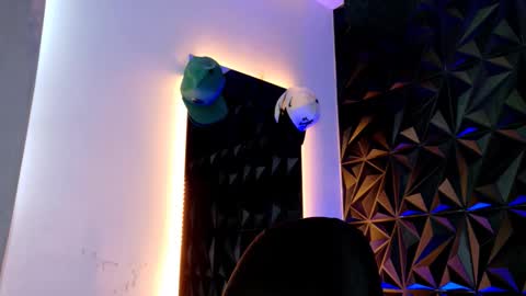 MAX online show from November 2025 08:19:02 PM