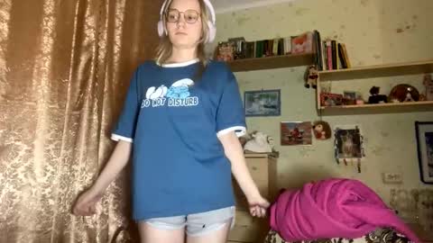 Snapshot of maybelleensminger chatting on October 2025 05:44:02 PM Lola online show from October 2025 05:44:02 PM