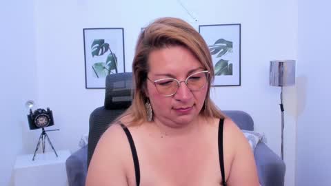 Mailyn online show from February 2025 02:04:02 AM