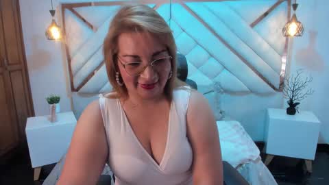 Mailyn online show from February 2025 07:49:01 PM