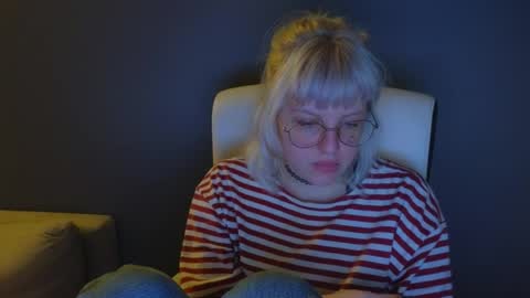 Snapshot of me1roze chatting on May 2026 11:45:02 PM Roze online show from May 2026 11:45:02 PM
