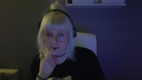 Snapshot of me1roze chatting on May 2026 01:46:02 AM Roze online show from May 2026 01:46:02 AM