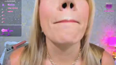 Snapshot of megan_clarck_ chatting on June 2026 10:54:02 PM Puedes llamarme angy online show from June 2026 10:54:02 PM