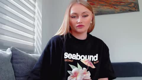 Snapshot of melani_a chatting on May 2026 12:11:02 PM Melania online show from May 2026 12:11:02 PM