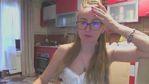 Snapshot of melly_rosey chatting on February 2025 08:20:01 AM Melly online show from February 2025 08:20:01 AM