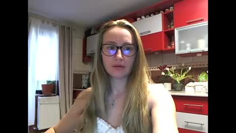 Snapshot of melly_rosey chatting on March 2025 08:02:01 AM Melly online show from March 2025 08:02:01 AM