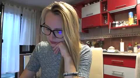 Snapshot of melly_rosey chatting on September 2025 06:15:02 AM Melly online show from September 2025 06:15:02 AM