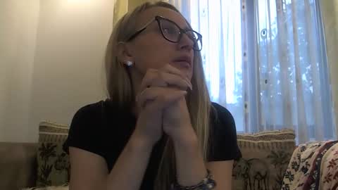 Snapshot of melly_rosey chatting on October 2025 06:32:02 AM Melly online show from October 2025 06:32:02 AM