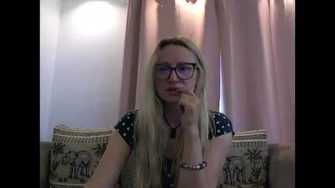 Snapshot of melly_rosey chatting on May 2026 06:08:01 AM Melly online show from May 2026 06:08:01 AM