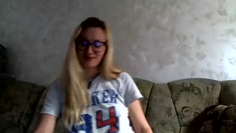 Snapshot of melly_rosey chatting on May 2026 06:51:02 AM Melly online show from May 2026 06:51:02 AM