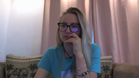 Snapshot of melly_rosey chatting on May 2026 06:31:02 AM Melly online show from May 2026 06:31:02 AM