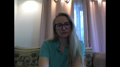 Snapshot of melly_rosey chatting on May 2026 06:43:02 AM Melly online show from May 2026 06:43:02 AM