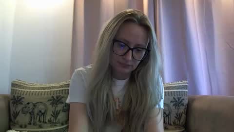 Snapshot of melly_rosey chatting on May 2026 07:17:01 AM Melly online show from May 2026 07:17:01 AM