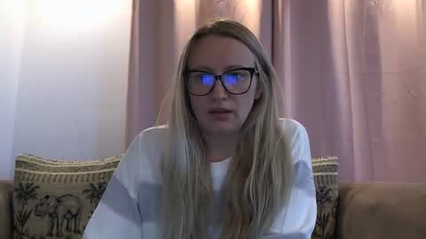 Snapshot of melly_rosey chatting on May 2026 06:21:02 AM Melly online show from May 2026 06:21:02 AM