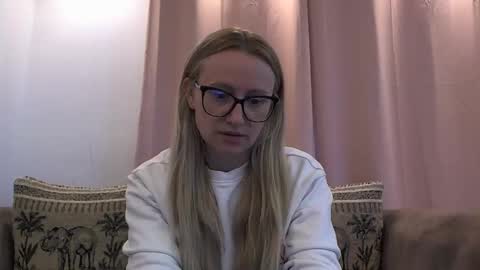 Snapshot of melly_rosey chatting on June 2026 06:05:02 AM Melly online show from June 2026 06:05:02 AM