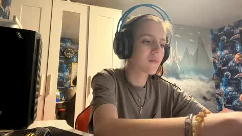 Hi Im Aria 18 years old online show from October 2025 12:38:01 PM